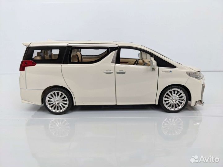 Металлическая моделькаToyota Alphard Hybrid