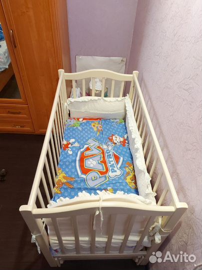 Детская кроватка с маятником и ящиком