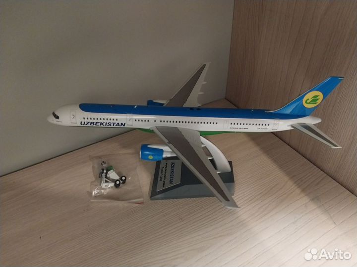 Модель самолета 757-200 Узбекистанские линии 1:200
