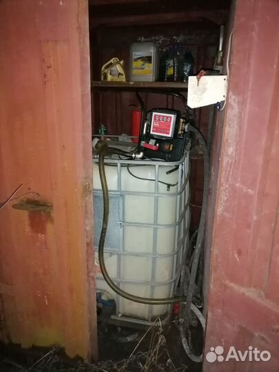 Счетчик топлива с емкостью в контейнере