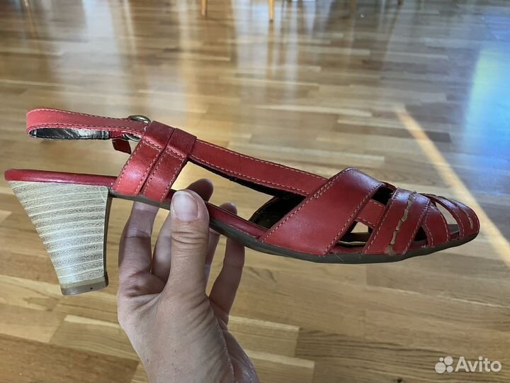 Босоножки кожаные Tamaris 39рр