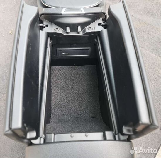 Подлокотник Mercedes W213 рест