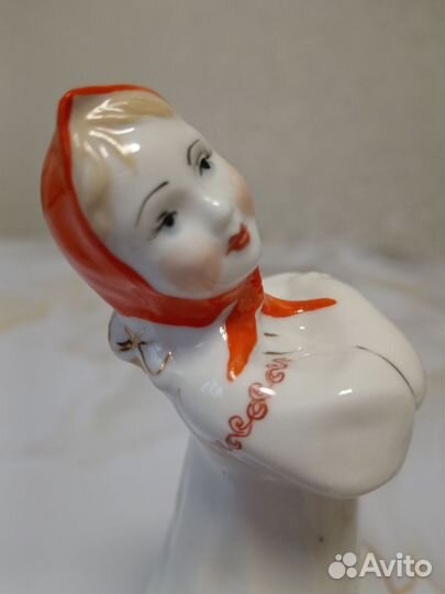 Статуэтка фарфоровая 