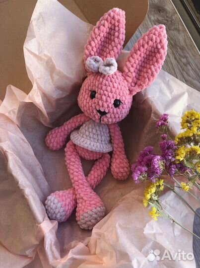 Вязаная игрушка зайка