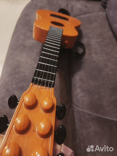 Игрушечная гитара