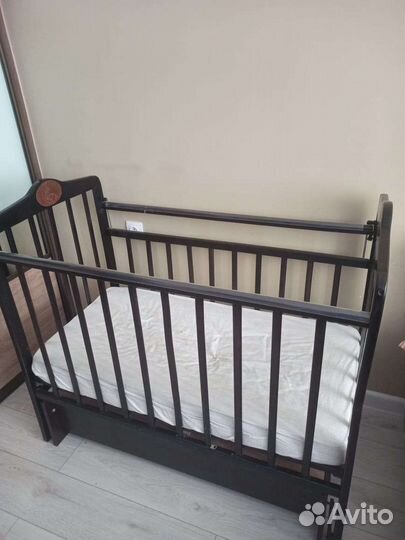 Детская кроватка с маятником и ящиком