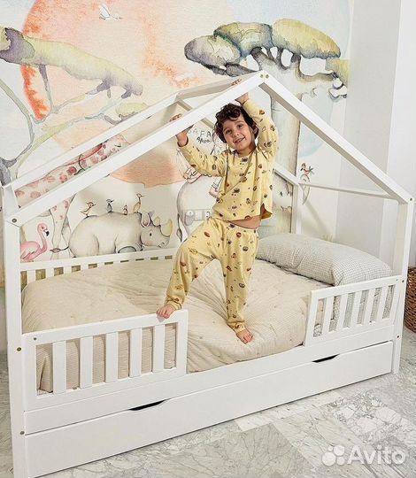 Кровать домик с крышей и трубой в белом цвете