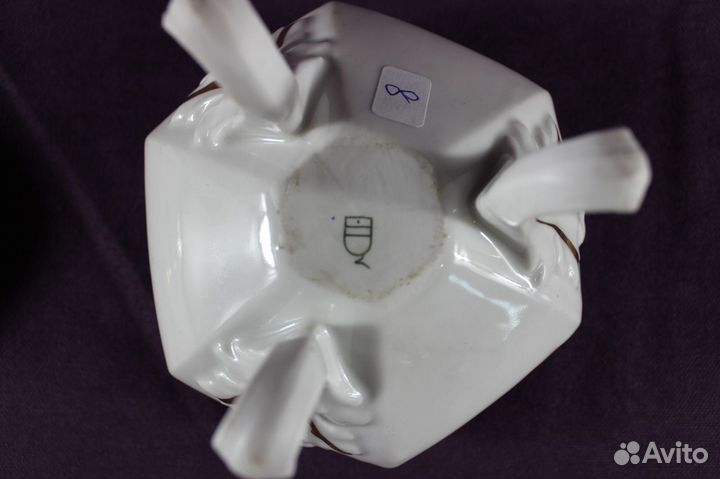 Шкатулка белая на ножках с тремя девушками