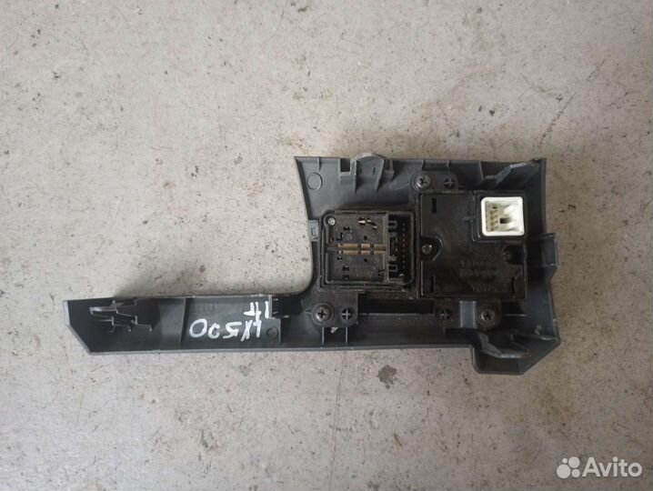 Накладка декоративная (с кнопками) Lexus LX 570 20