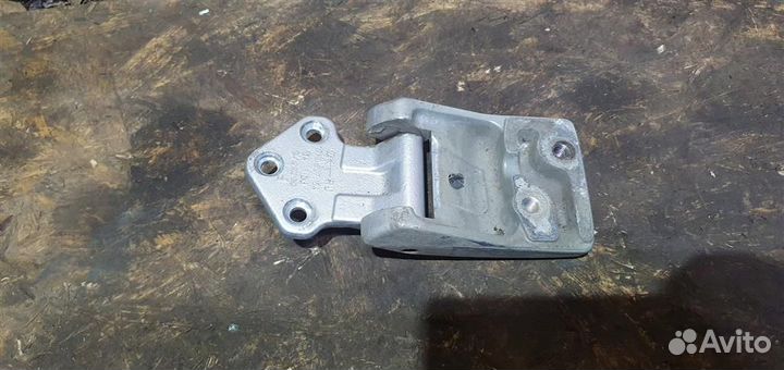 Петля двери задней правой нижняя Volkswagen Carav