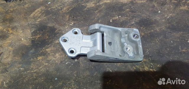 Петля двери задней правой нижняя Volkswagen Carav