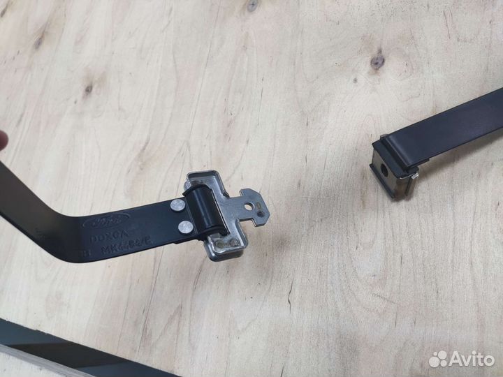 88GB9054DB Крепление топливного бака Ford Scorpio