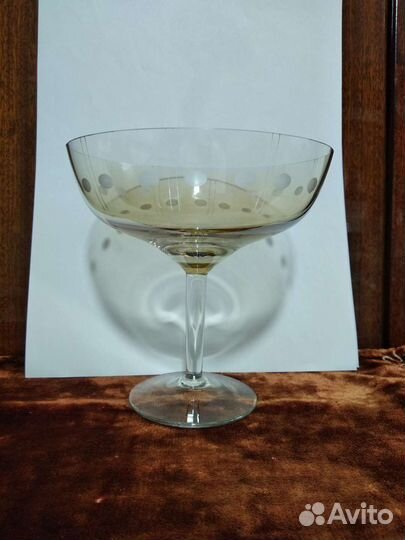 Ваза для конфет на ножке