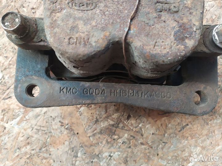 Суппорт передний правый Kia Carnival