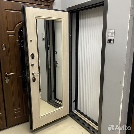 Входная дверь металлическая с зеркалом