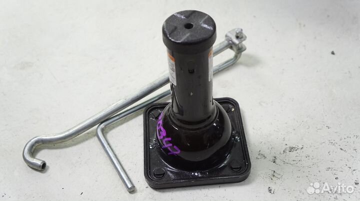Домкрат Toyota land cruiser. оригинал