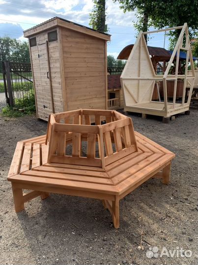 Скамейка. Стол. Клумба