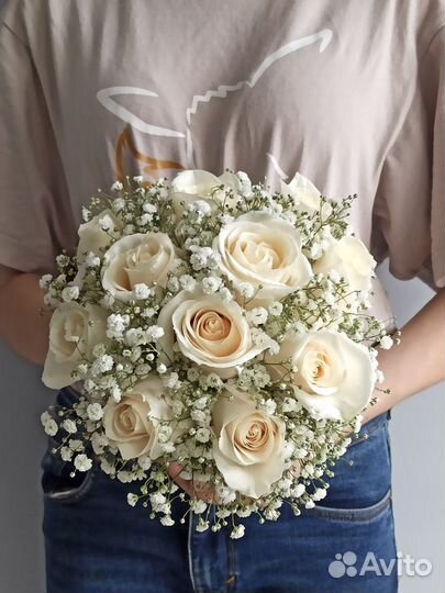 Свадебный букет из крупных роз эквадор и гипсофилы
