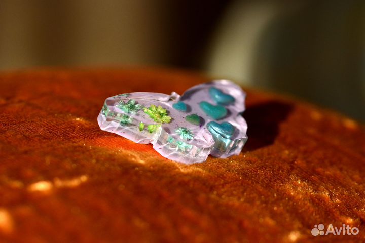 Брошь из ювелирной смолы 