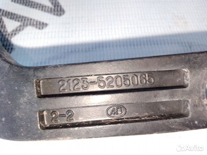 Поводок дворника передний Chevrolet Niva