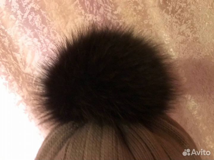 Новая шапка с пышным помпоном