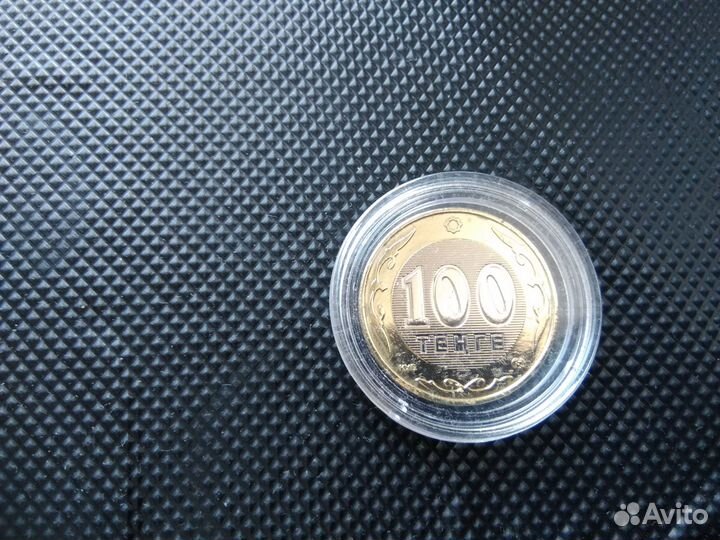 100 тенге 2002 года в блеске, капсула