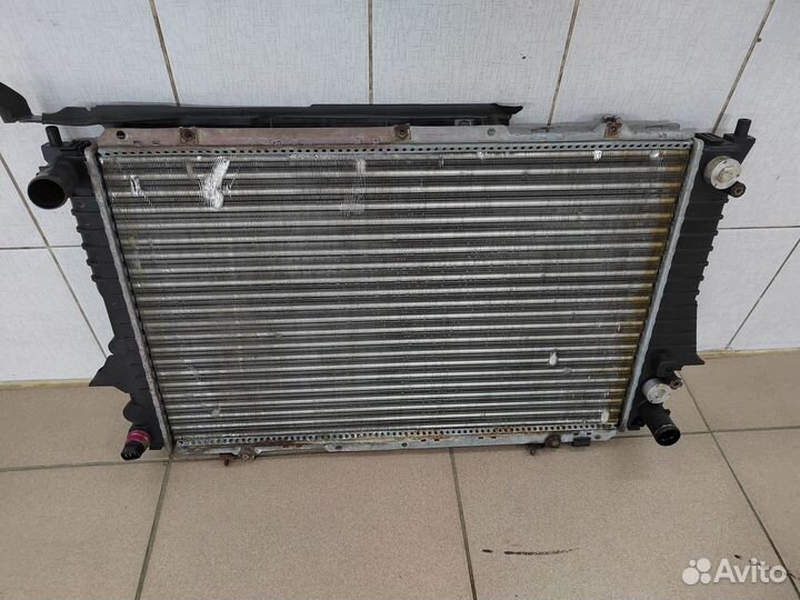 Радиатор охлаждения двигателя Audi 100 C4 2,6 АКПП