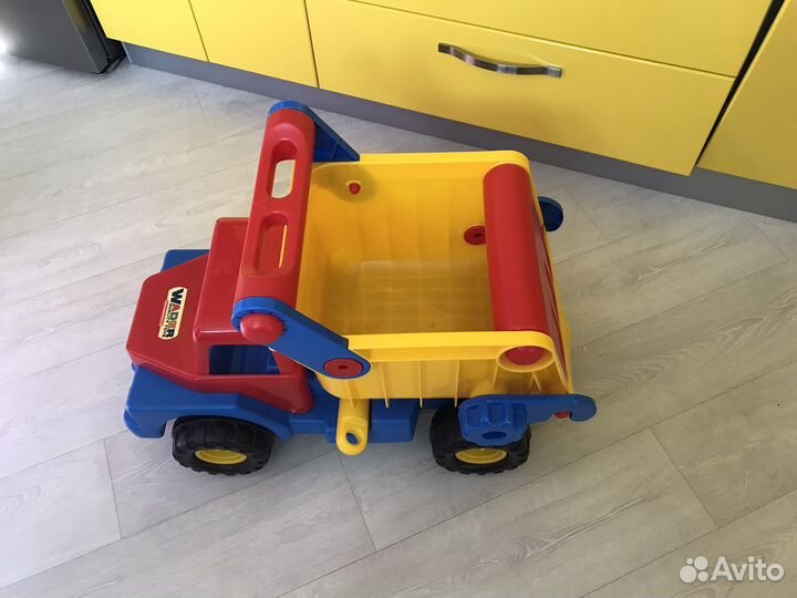 Машина самосвал большая