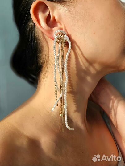 Золотистые серьги с жемчугом и длинными цепочками