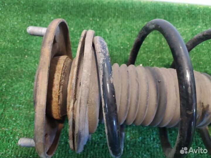 Стойка амортизатора передняя левая Toyota Auris E