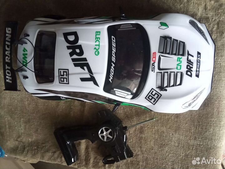 Автомобиль на радиоуправлении для дрифта
