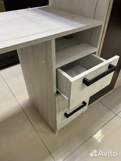 Стол макияжый