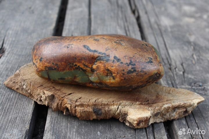 Речной нефрит окатыш галька в корочке
