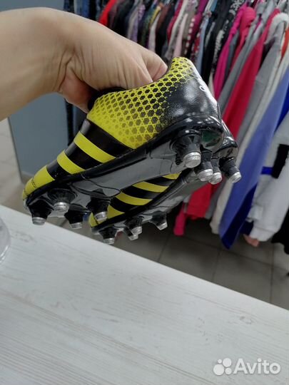 Футбольные бутсы adidas