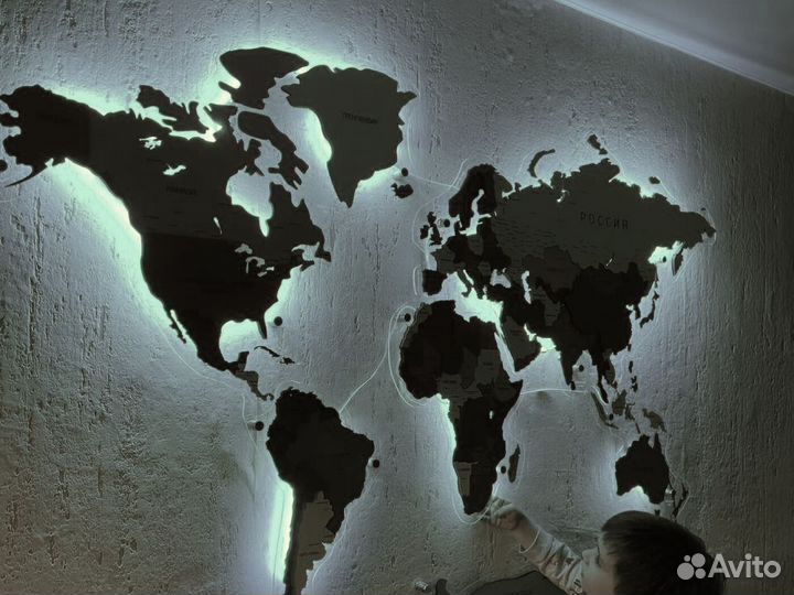 Карта мира из дерева с подсветкой