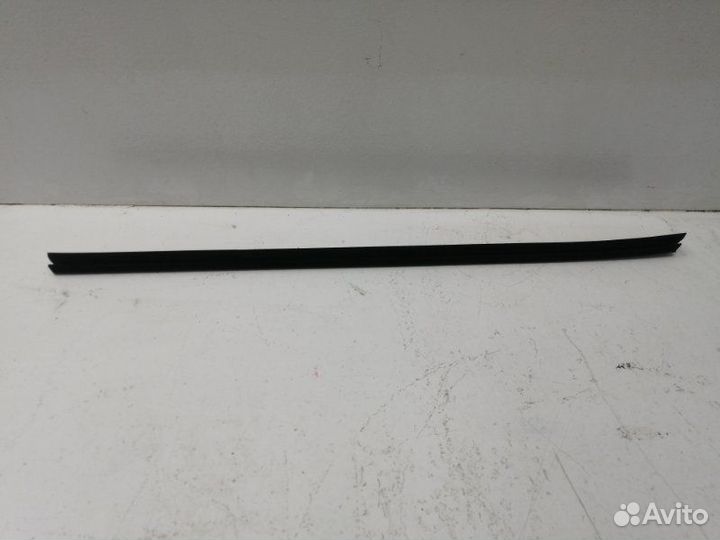 Уплотнитель стекла двери задний левый Kia Rio 3 QB