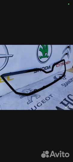 Молдинг решетки радиатора octavia a7 черный глянец