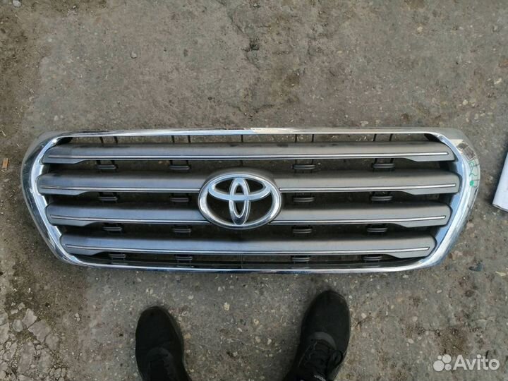 Решетка радиатора Toyota Land Cruiser 200