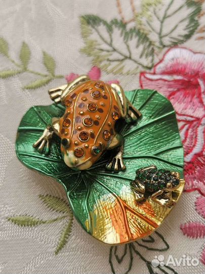 Брошь лягушата