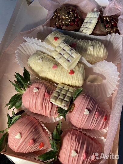 Клубника и фрукты в шоколаде