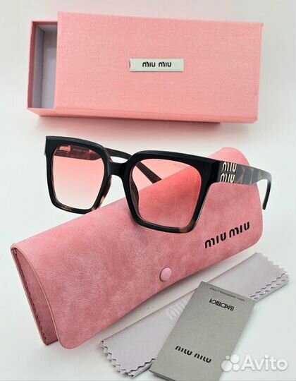 Солнцезащитные очки Miu Miu