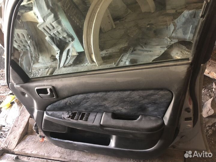 Двери правые carina AT210