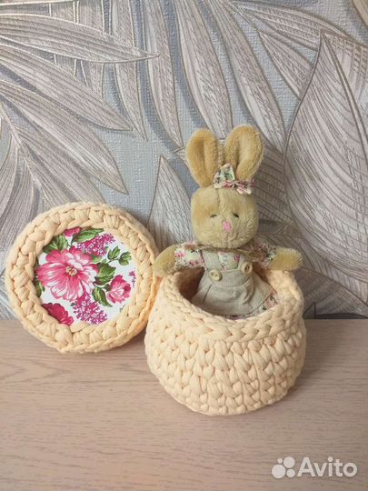 Вязаная шкатулка с зайкой, ручной работы