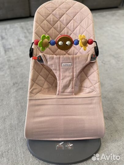 BabyBjorn Кресло-шезлонг нежно-розовый, с игрушкой