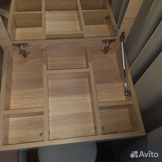 Туалетный столик с зеркалом