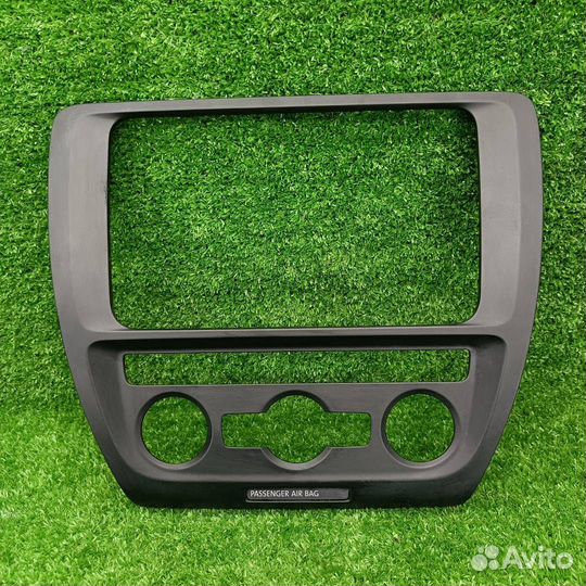 Рамка магнитолы Volkswagen Jetta 6 2012 5C6858071B