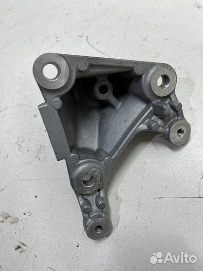 Крепление подушки двигателя переднее Toyota Camry