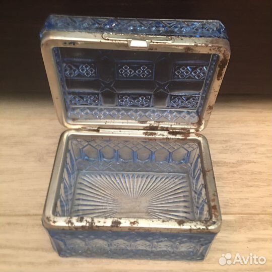 Старинная шкатулка из голубого стекла
