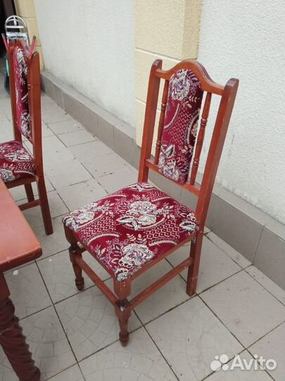 Стол и стулья