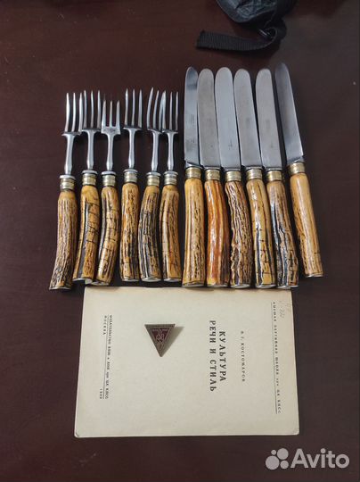 Столовые приборы, брошура и знак